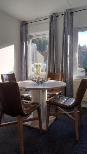 comedor con mesa, sillas y ventana en Haus Stefanie Elvire en Kurort Altenberg