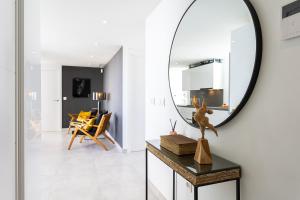 salon z dużym lustrem na ścianie w obiekcie Penthouse Lord of Mijas , Sea View 6P, Casa Banderas, D23A w mieście La Cala de Mijas