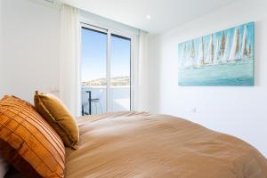 Łóżko lub łóżka w pokoju w obiekcie Penthouse Lord of Mijas , Sea View 6P, Casa Banderas, D23A