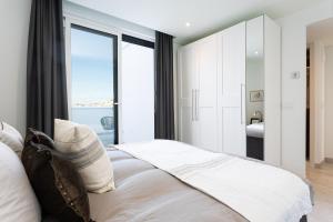 Łóżko lub łóżka w pokoju w obiekcie Penthouse Lord of Mijas , Sea View 6P, Casa Banderas, D23A