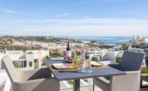 stół z 2 butelkami wina na balkonie w obiekcie Penthouse Lord of Mijas , Sea View 6P, Casa Banderas, D23A w mieście La Cala de Mijas