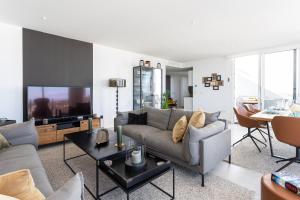 Telewizja i/lub zestaw kina domowego w obiekcie Penthouse Lord of Mijas , Sea View 6P, Casa Banderas, D23A