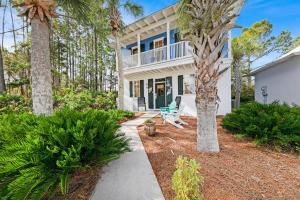 una casa con una palmera delante de ella en Blue Sky Bungalow 156, en Seagrove Beach