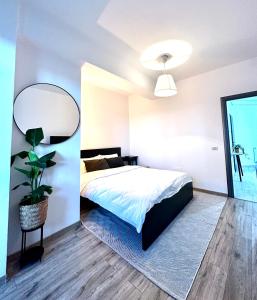 um quarto com uma cama grande e um espelho em Tree House em Bucareste