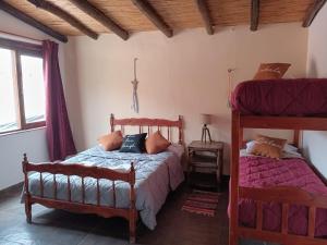 een slaapkamer met 2 stapelbedden en een raam bij Hotel Cactus Plaza in Purmamarca