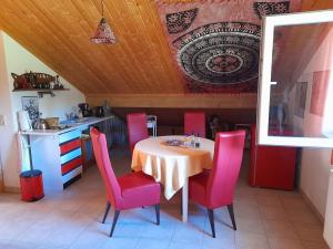 een eetkamer met een tafel en roze stoelen bij 1-Zimmer-Studio am Waldrand in Hammelbach
