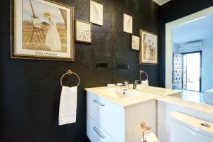 a bathroom with a sink and a mirror at Espanhouse Magani in Torrevieja +15 photos