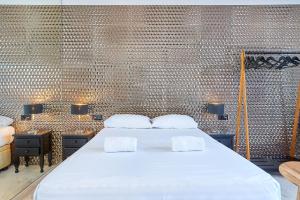 a bedroom with a large white bed with two pillows at Espanhouse Magani in Torrevieja