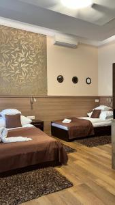 um quarto com 2 camas e um mural de parede em Central Hotel 21 and Apartments em Budapeste