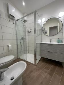 ナポリにあるA Casa di Marilùのバスルーム(シャワー、シンク、鏡付)