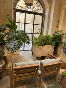salon z 2 krzesłami i kanapą w obiekcie LuLeccio w mieście Lecce