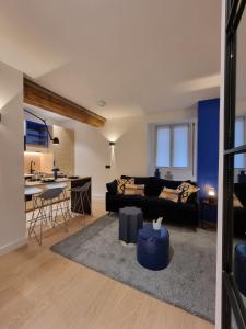 - un salon avec un canapé et une table dans l'établissement Les appartements Hyper centre, à Strasbourg