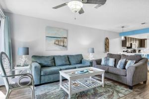 uma sala de estar com um sofá e uma mesa em Portside I5 em Panama City Beach
