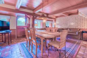 una sala da pranzo con tavolo e sedie di Friesenhaus Sara S3 a Wenningstedt