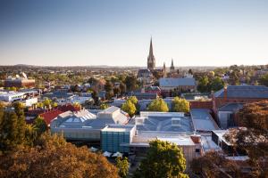 uma vista aérea de uma cidade com uma igreja em Luxury Home Away From Home in Heart Bendigo's CBD em Bendigo