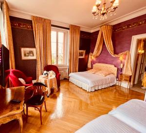 Postel nebo postele na pokoji v ubytování Hôtel Le Manoir