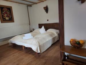 a bedroom with a bed and a bowl of fruit at Country Chalet in Praid