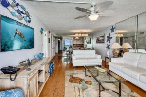 ein Wohnzimmer mit weißen Möbeln und einem Deckenventilator in der Unterkunft Sand Castle 2703 in Clearwater Beach