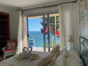 a bedroom with a bed with a view of the ocean at Paraíso Costa Dorada in Tarragona