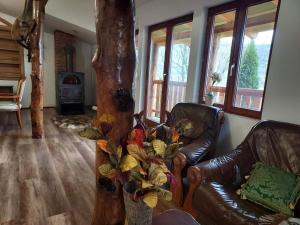 sala de estar con sofá y árbol en Country Chalet en Praid
