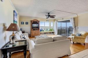 een woonkamer met een bank en een tafel bij Seahorse 401 in Clearwater Beach