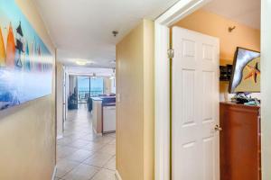un corridoio con porta che conduce a una cucina di Sand Castle1 804 a Clearwater Beach