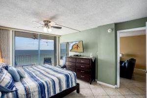 una camera con letto e vista sull'oceano di Sand Castle1 804 a Clearwater Beach