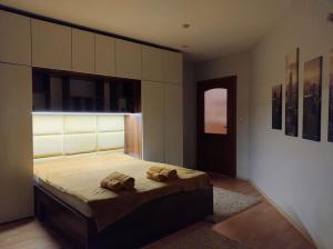 ein Schlafzimmer mit einem Bett mit zwei Handtüchern darauf in der Unterkunft Bungalow 