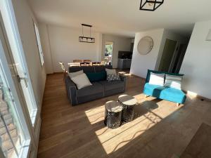 Część wypoczynkowa w obiekcie Appartement unique dans le domaine de la sangliere