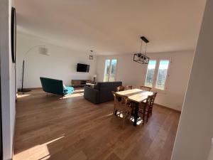 salon ze stołem i kanapą w obiekcie Appartement unique dans le domaine de la sangliere w mieście Bormes-les-Mimosas