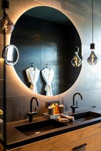 bagno con lavandino e specchio di Hotel Atlantic a Westerland