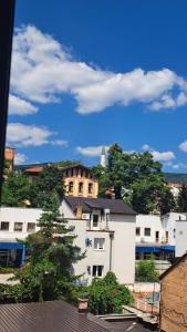vistas a una ciudad con un edificio blanco en RomAntica Apartments, en Sarajevo