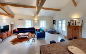 ein Wohnzimmer mit einem blauen Sofa und einem Tisch in der Unterkunft Amazing Home In Anth With Kitchen in Anthé