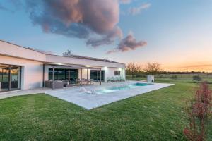 a house with a swimming pool in a yard at Casa Blanca in Sencelles