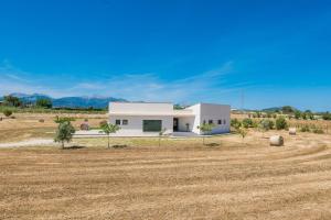 a white house in the middle of a field at Casa Blanca in Sencelles
