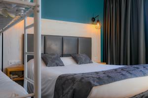 Postel nebo postele na pokoji v ubytování Logis Clermotel - Hôtel & Restaurant