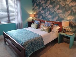 1 dormitorio con 1 cama con pared azul en 7 Cromwell Gardens - 2 Bed House en Scarborough