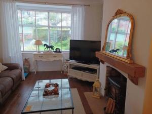 uma sala de estar com lareira e televisão em 7 Cromwell Gardens - 2 Bed House em Scarborough