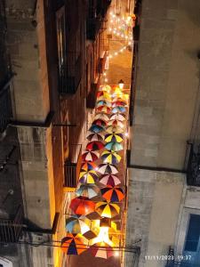 une vue de tête d'une bande de parapluies colorés dans l'établissement Casa Famoso, à Catane