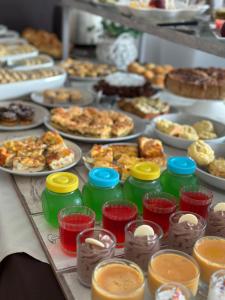 un buffet con muchos tipos diferentes de comida en una mesa en Hotel Atlantico, en Piriápolis