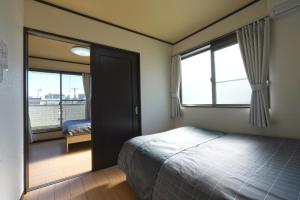 um quarto com uma cama e um espelho grande em Maple Hotel Osaka em Osaka