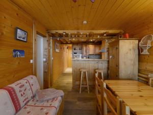 uma sala de jantar e cozinha num chalé de madeira em Appartement Plagne Aime 2000, 2 pièces, 6 personnes - FR-1-181-2567 em Aime La Plagne