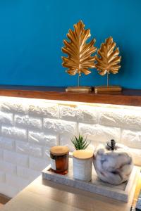 a table with two vases on top of it at Korte Apartment 1 in Arta