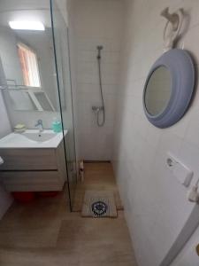 Koupelna v ubytování NIUMAR Acogedor apartamento muy luminoso con terraza