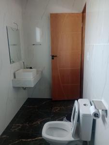 een badkamer met een toilet, een wastafel en een spiegel bij Sítio Ramos casa da montanha in Cunha +23 foto's