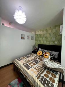 ein Schlafzimmer mit einem Bett mit zwei Enten drauf in der Unterkunft Condo staycation in Marilao in Marilao