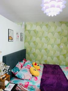 ein Schlafzimmer mit einem Bett mit zwei Kissen darauf in der Unterkunft Condo staycation in Marilao in Marilao