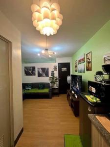 Η κουζίνα ή μικρή κουζίνα στο Condo staycation in Marilao