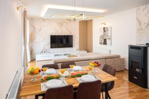 Villa Fila في سيني: غرفة معيشة مع طاولة وأريكة