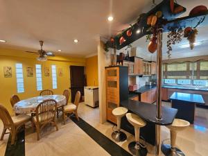 uma cozinha e sala de jantar com mesa e cadeiras em Lovely Luxury Detached House Vivacity Kuching em Kuching